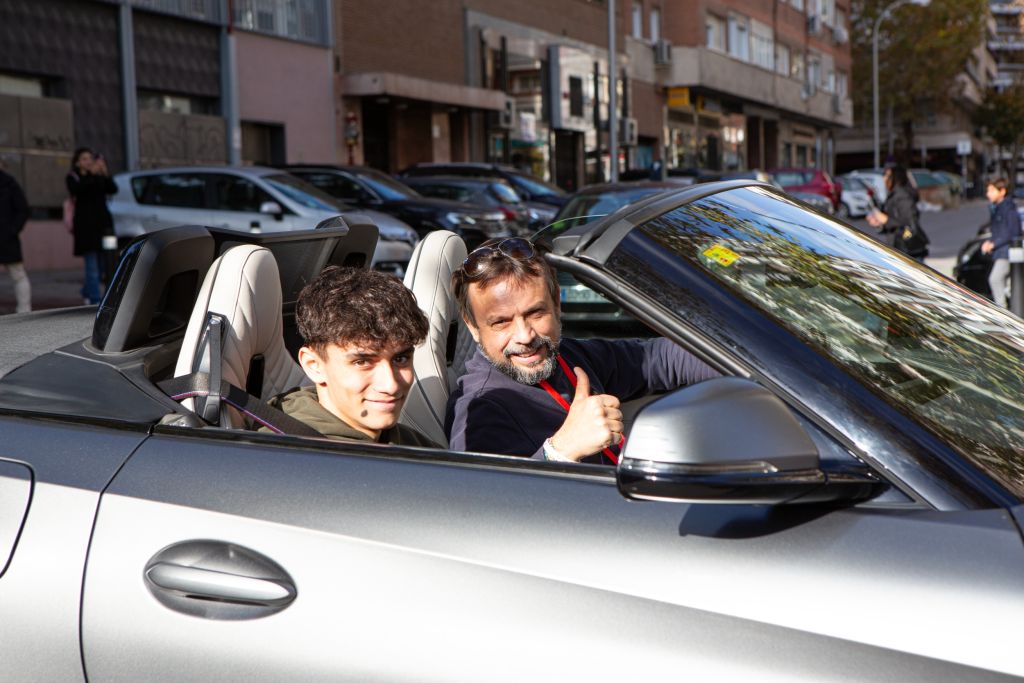 Foto piloto y copiloto en coche